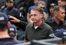 Bolsonaro passa mal na prisão e é levado a hospital em Brasília