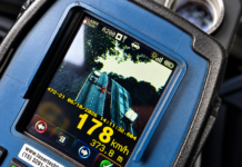 PRF flagra veículo a 178 km/h na Via Dutra e registra 43 infrações em uma hora